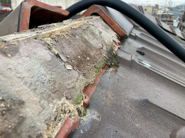 棟瓦を外して点検